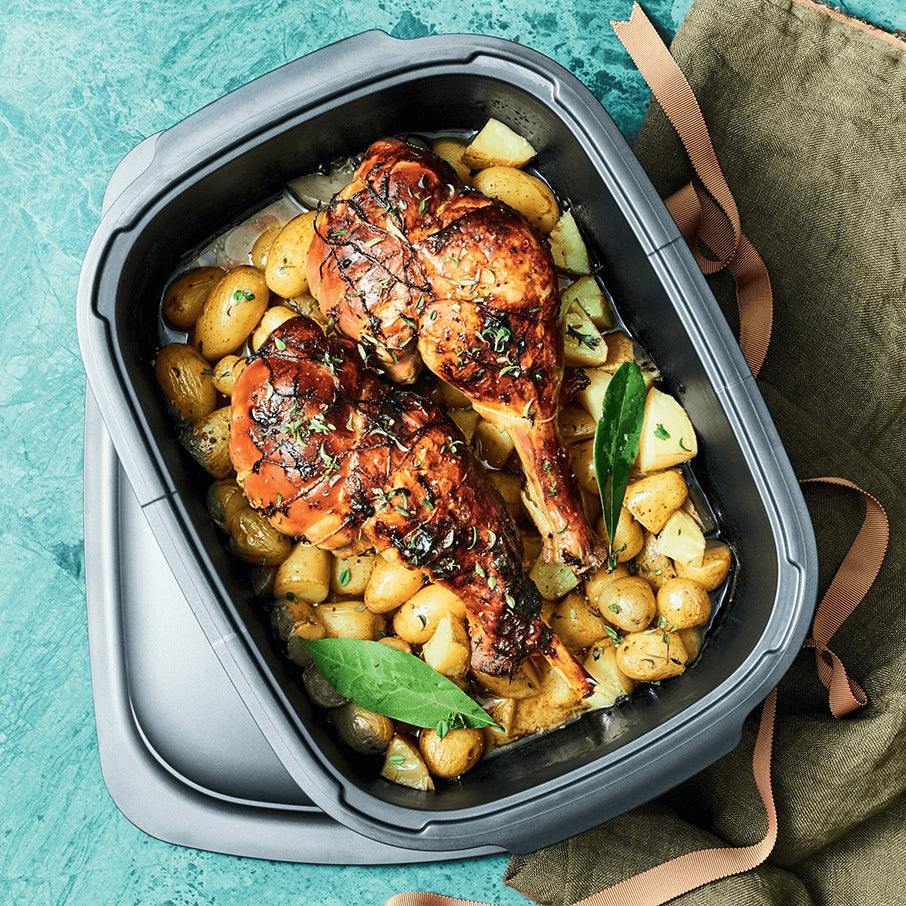 Covered roasting outlet pan